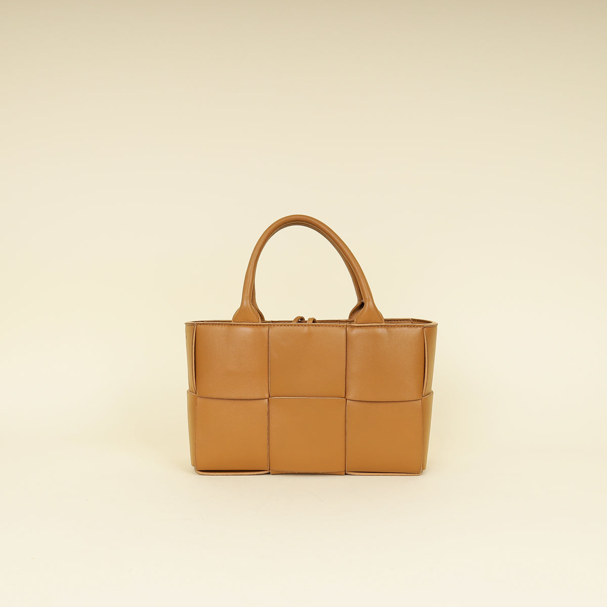 【BOTTEGA VENETA】トートバッグ　マルコポーロ　レザー　キャメル Bottega Veneta Camel Mini Arco Tote Bag – THE CLOSET