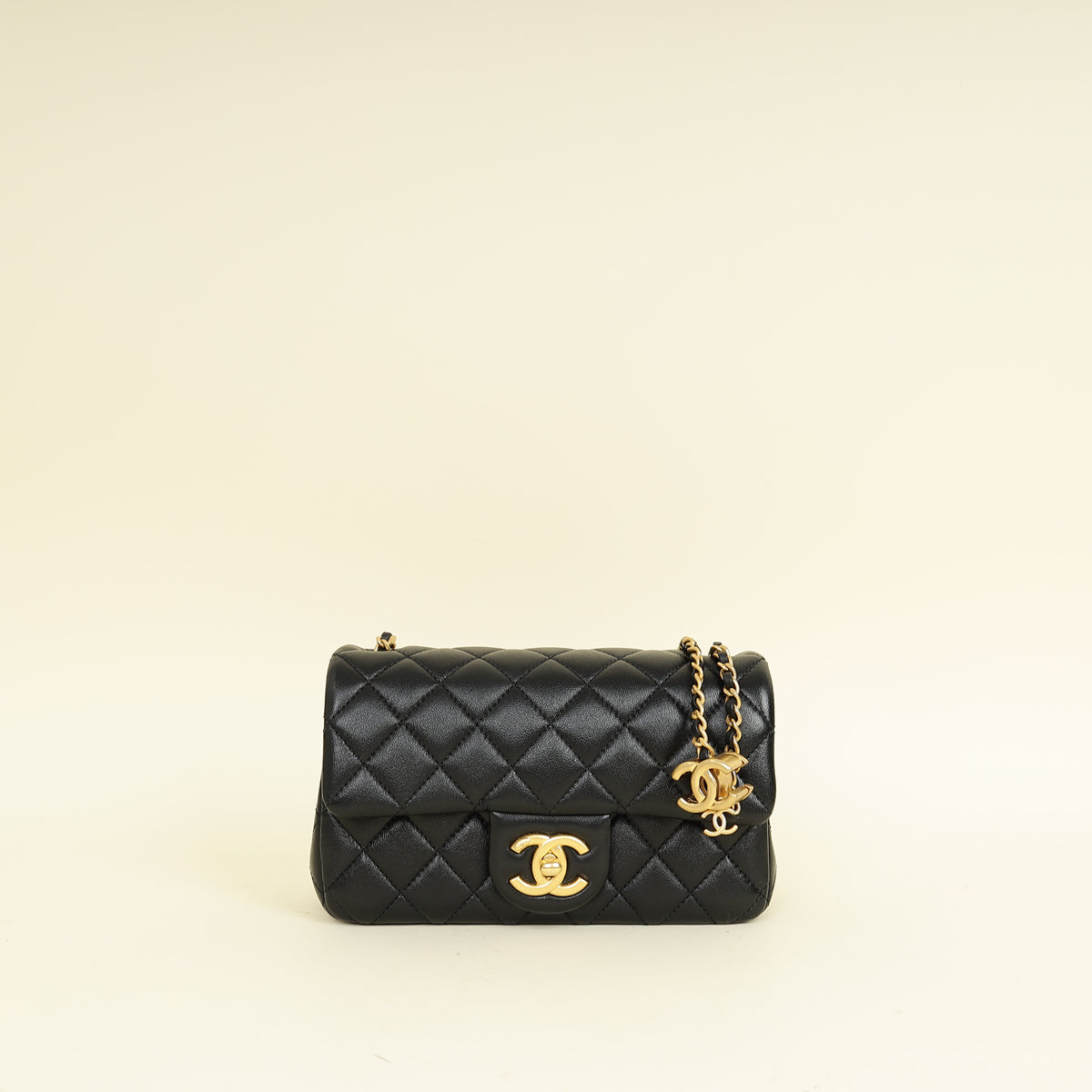CHANEL ブラックレザー ミニバッグ Chanel Black CC Crush Mini Rectangular Flap Bag – THE CLOSET