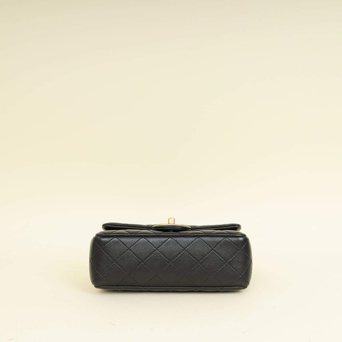 CHANEL ブラックレザー ミニバッグ Chanel Lambskin Quilted Mini Rectangular Pearl Crush Flap Black