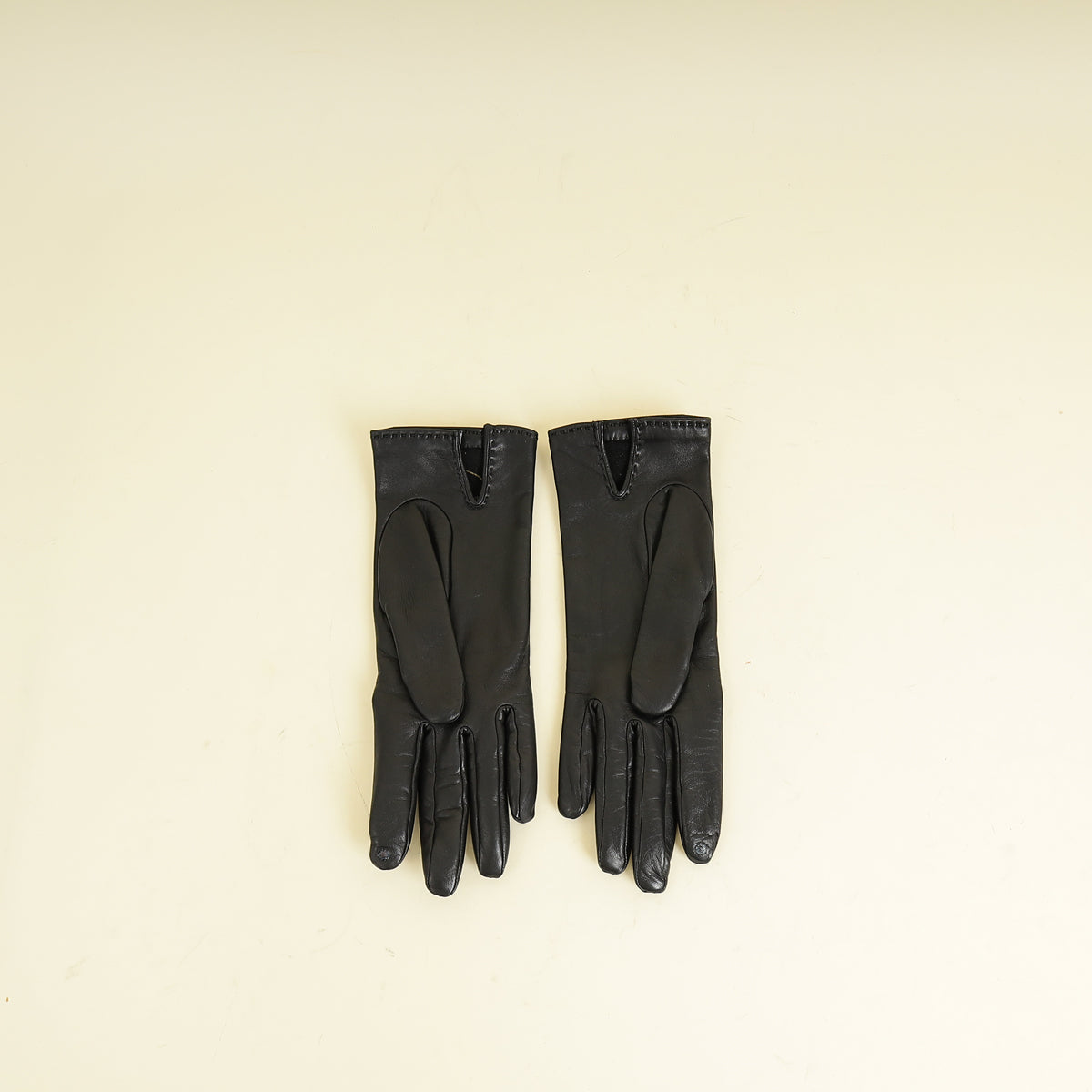 Hermes Noir Soya Gloves WITH Kelly Glove Clip – THE CLOSET