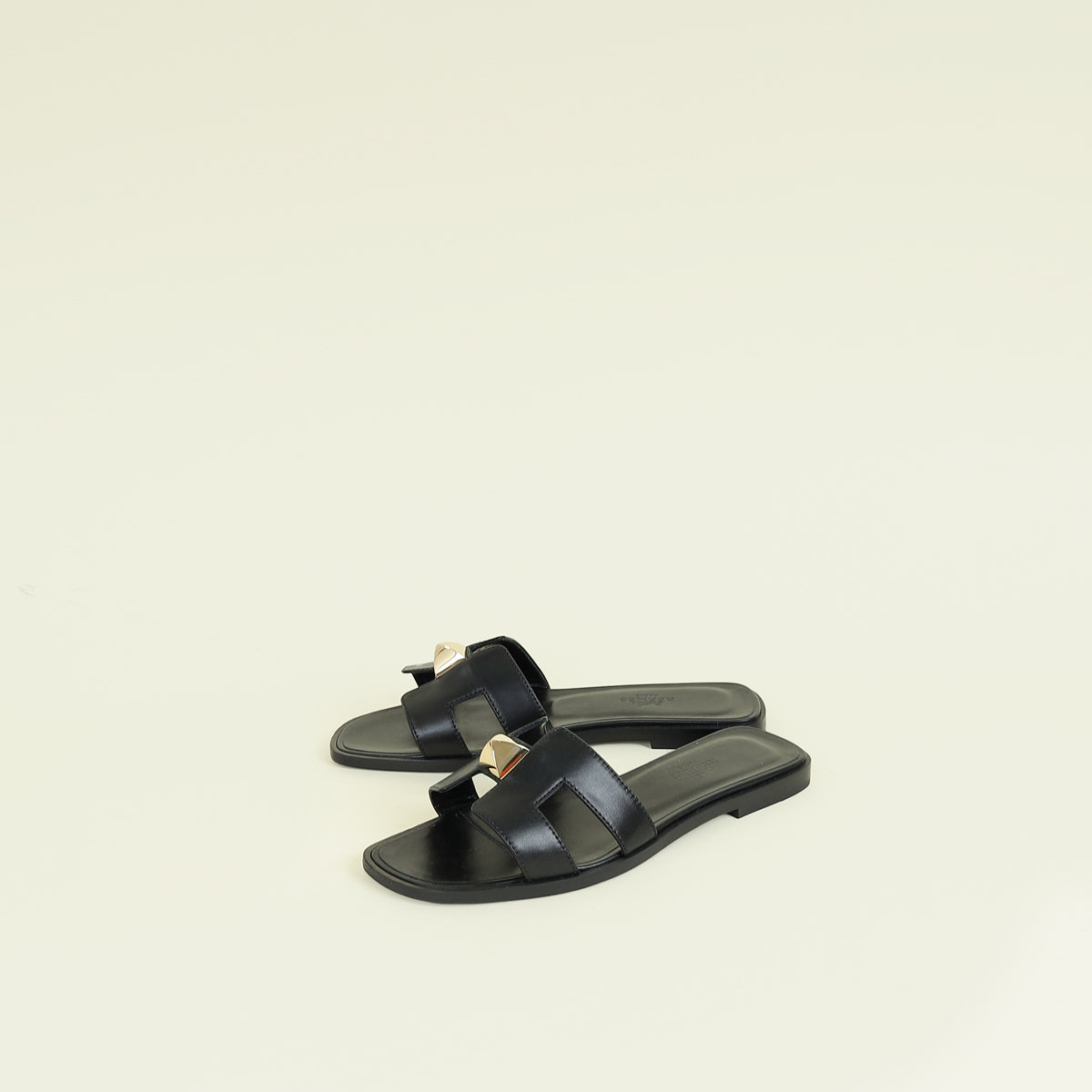 Hermes Noir One Stud Oran Sandal 35.5 – THE CLOSET
