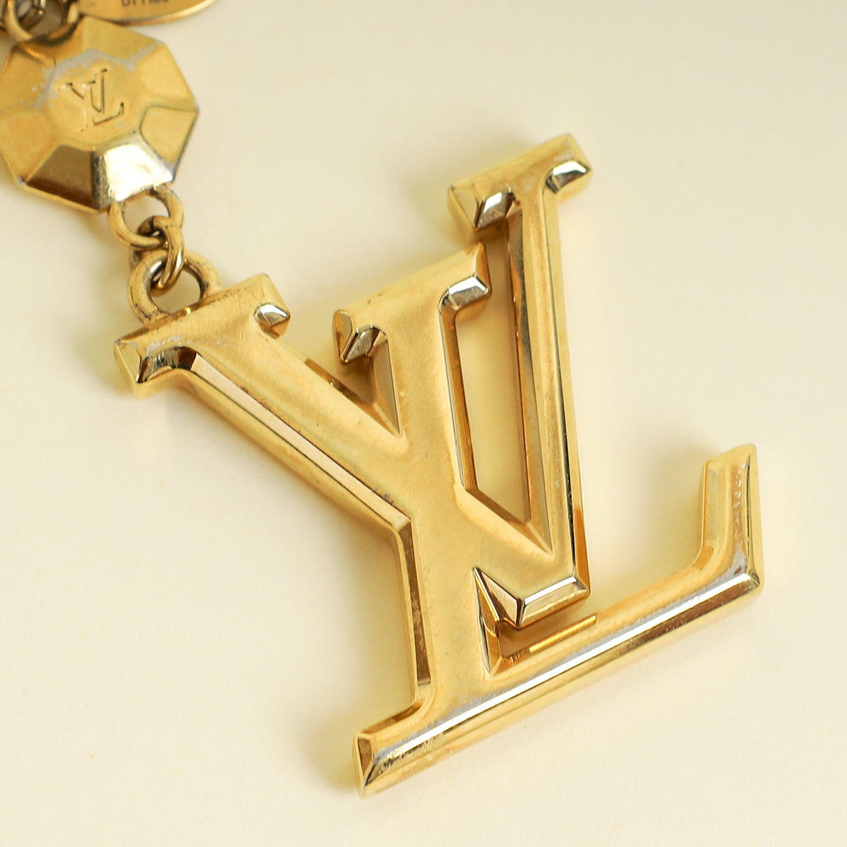 Louis Vuitton Gold Finish Facettes Key Holder Bag Charm – THE CLOSET