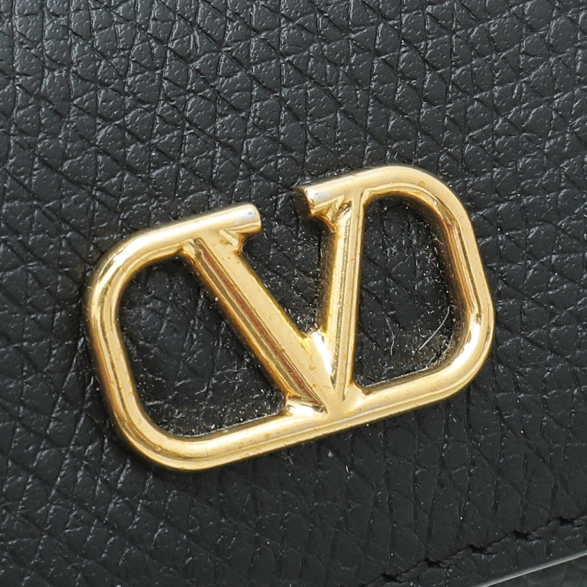 Valentino Black VLOGO Airpods Case – THE CLOSET