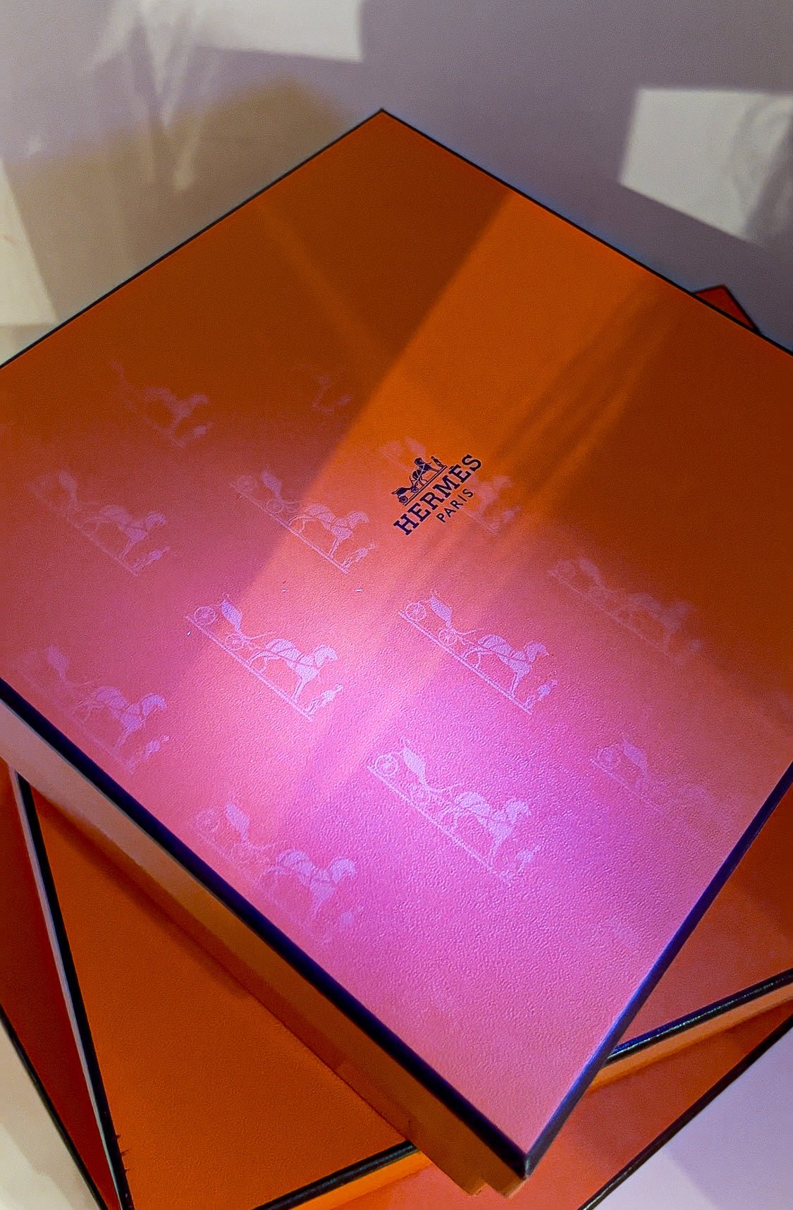 AUTHENTICATE HERMÈS BOXES USING UV LIGHT - The Closet