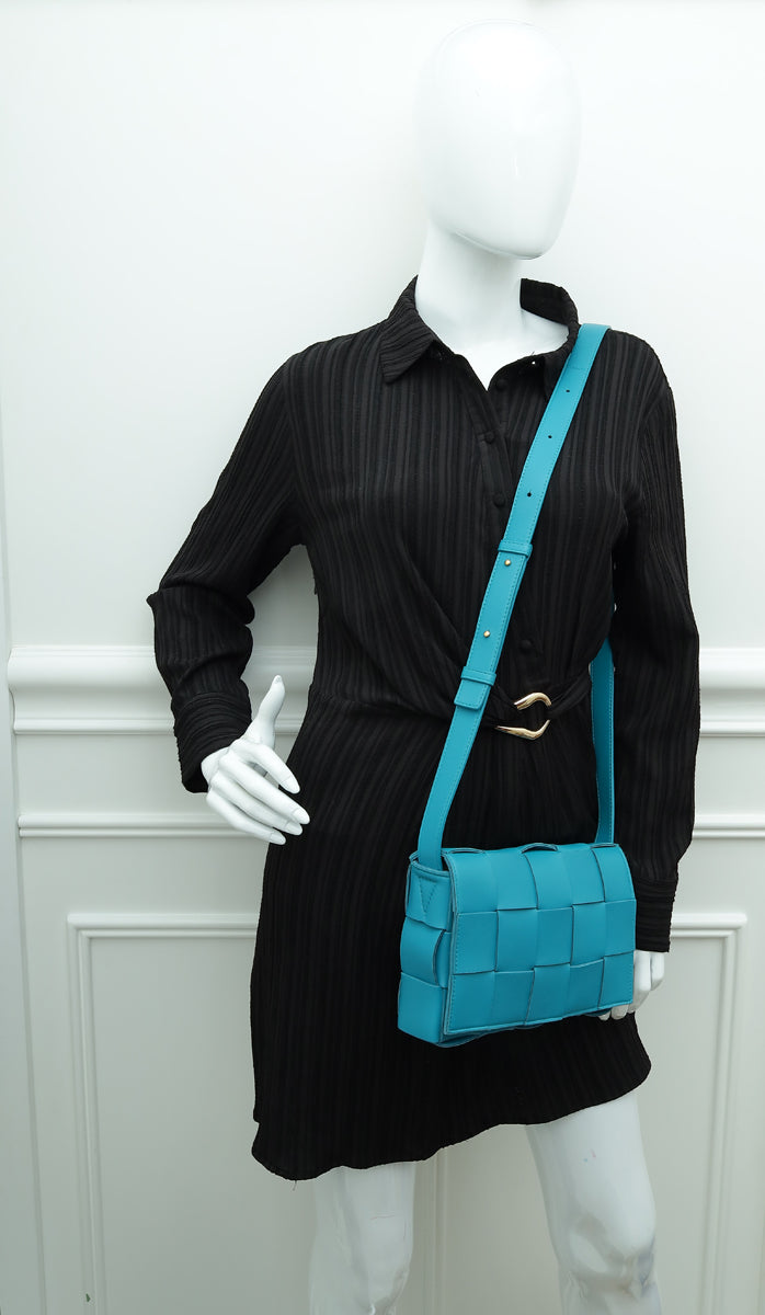 Bottega Veneta Teal Maxi Intrecciato Cassette Crossbody Bag – THE