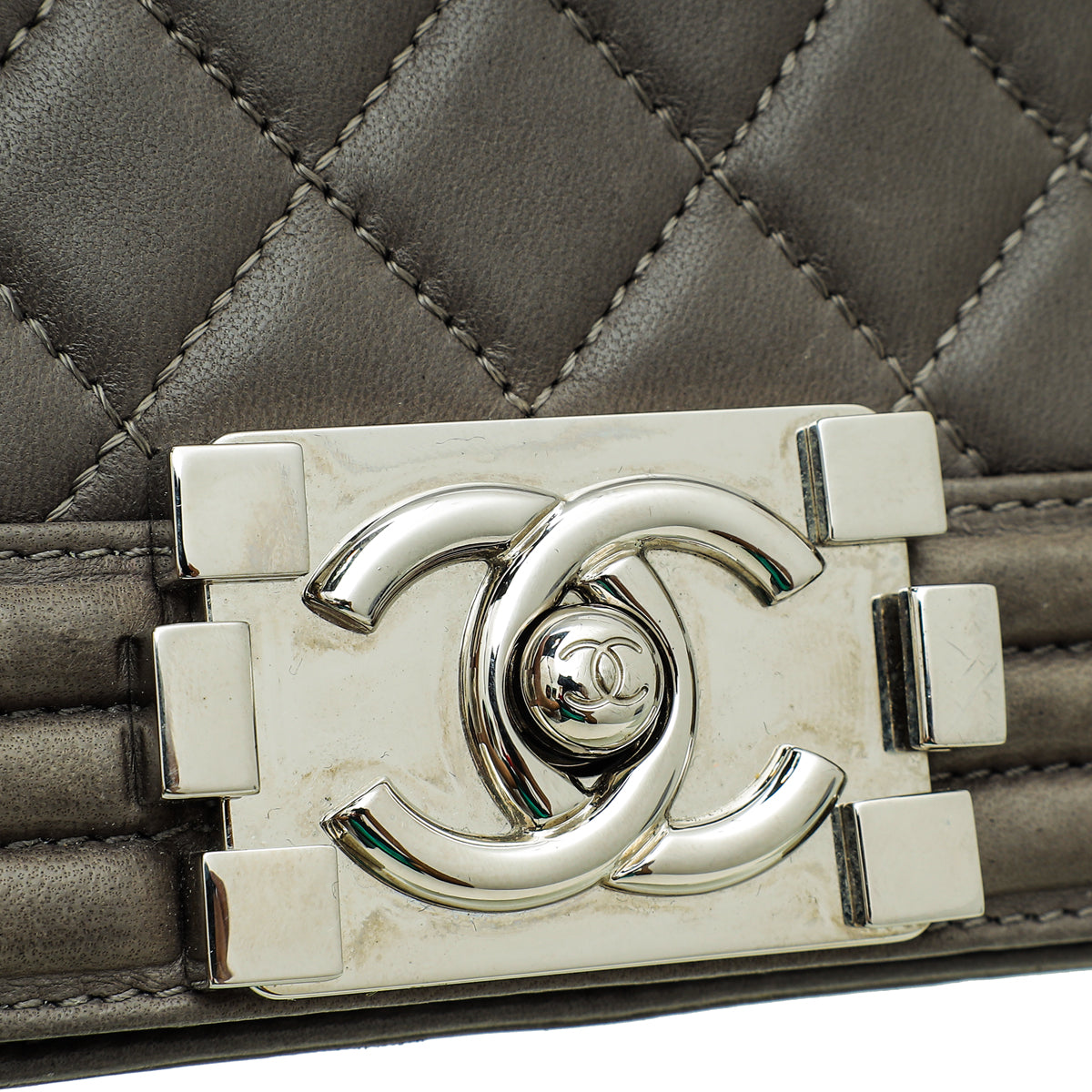 Chanel Medium Boy Galuchat wide strap Cream Leather ref.152983 - Joli Closet