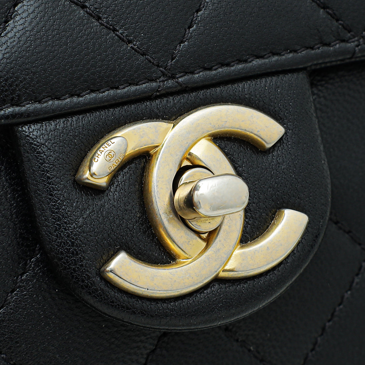 Chanel Chic Pearls Flap Quilted Calfskin Leather Shoulder Bag Black