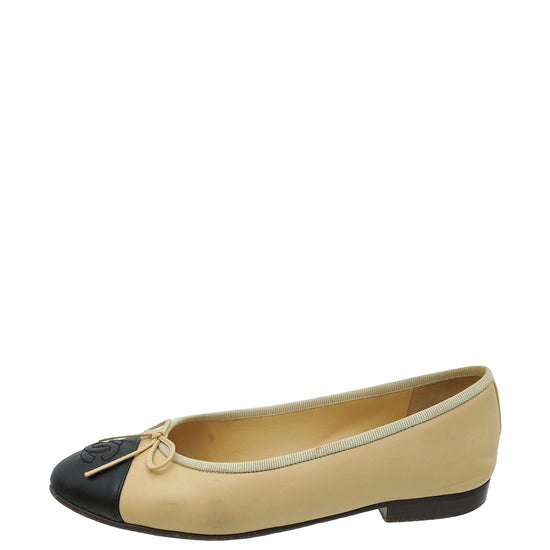 Load image into Gallery viewer, Chanel Bicolor CC Cap Toe Ballet Flats 36
