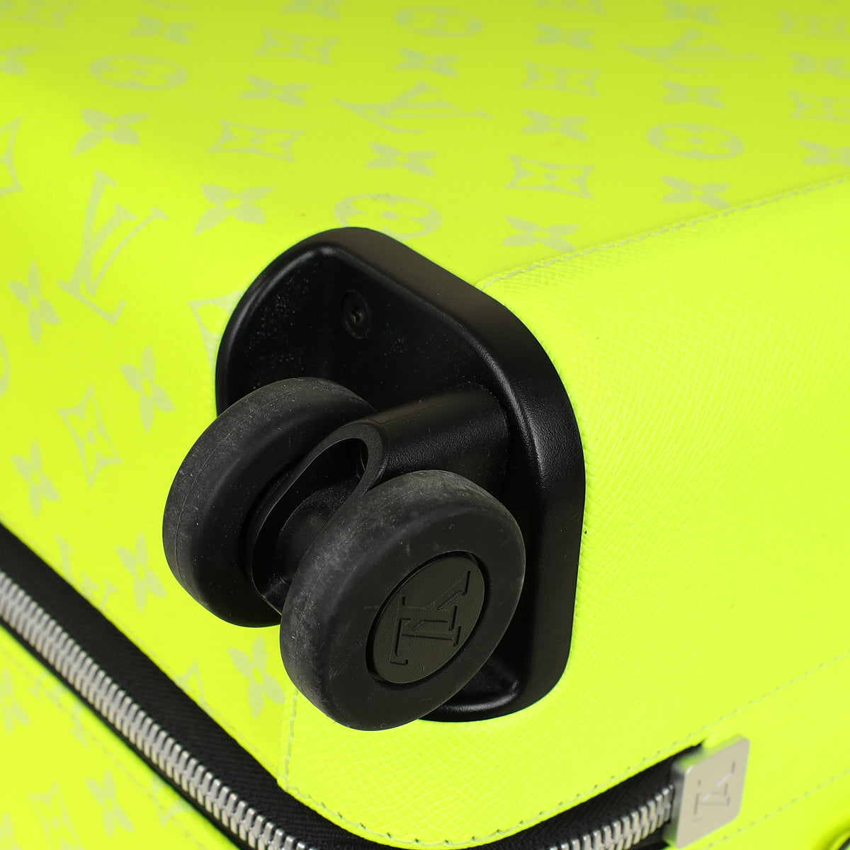 Louis Vuitton Neon Yellow Taigarama Horizon 55 – THE CLOSET