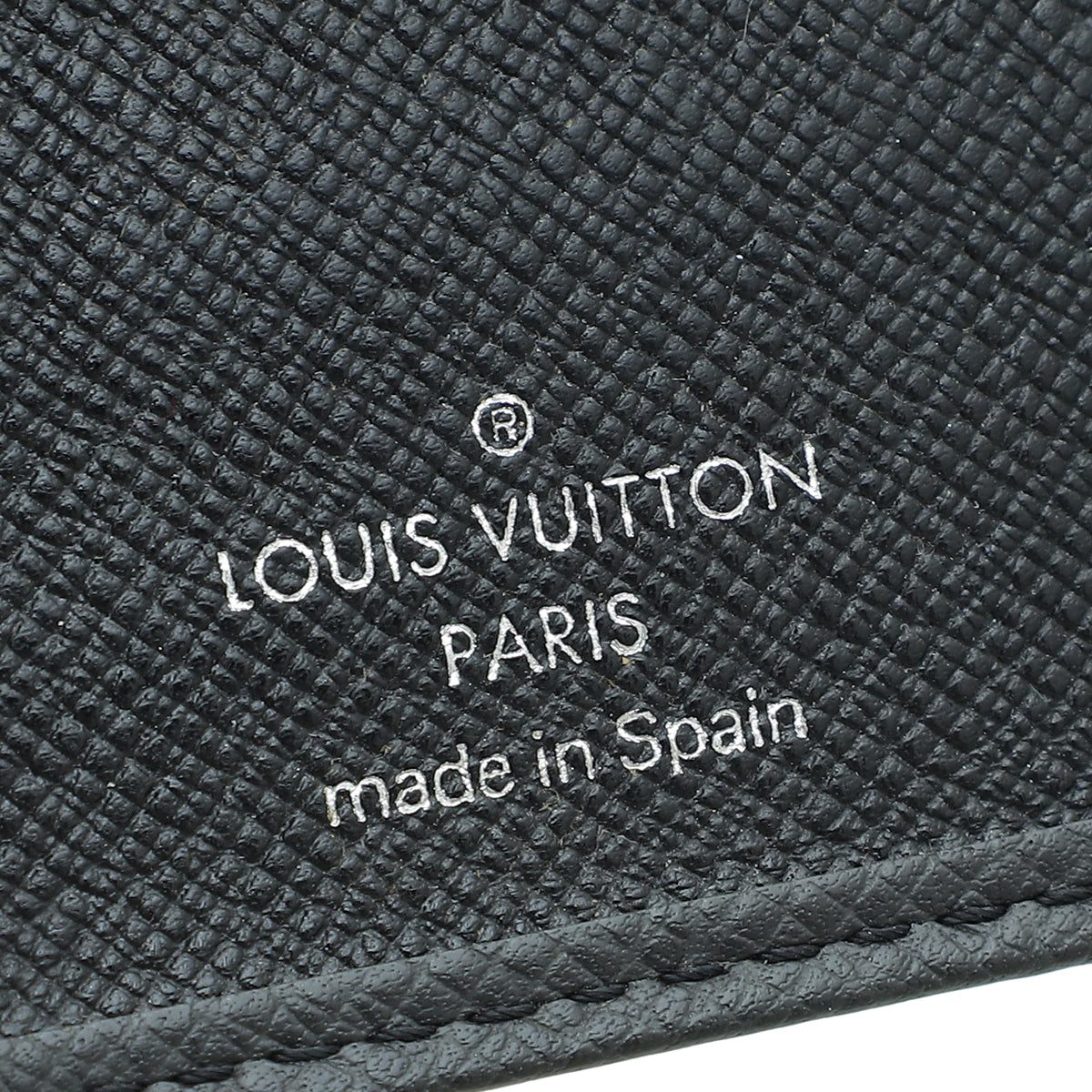 Louis Vuitton Black Taiga Baikal Leather ref.915340 - Joli Closet