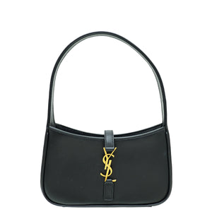 حقيبة هوبو صغيرة باللون الأسود LE 5 À 7 من YSL 