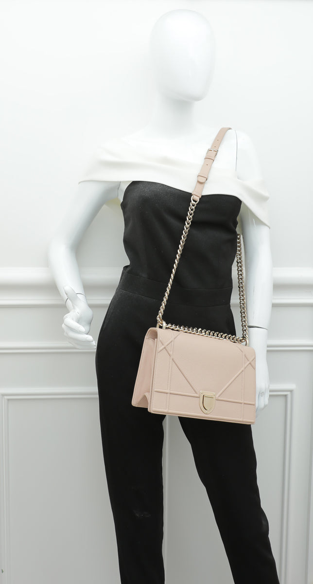 Dior Diorama Bag  Fashion, Fashion outfits, Dior diorama bag
