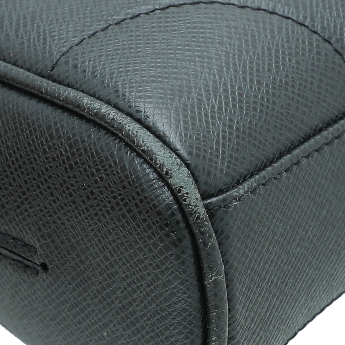 Louis Vuitton Shoulder Bag in Black Taiga Leather