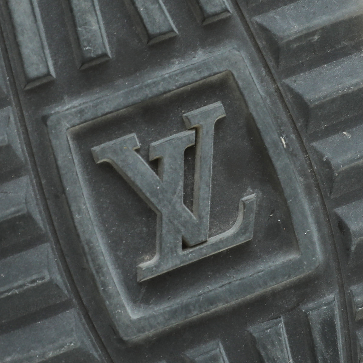 Louis Vuitton White Run Away Sneaker 37.5 – The Closet