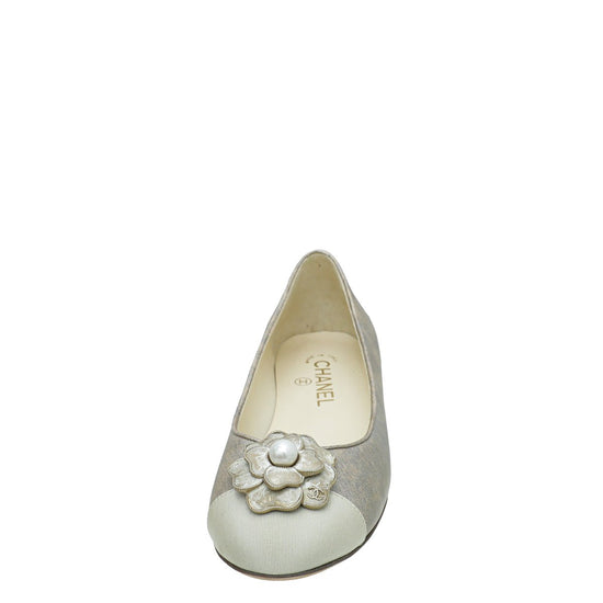 Chanel Tan and Black Cap-Toe Camellia Ballet Flats For Sale at