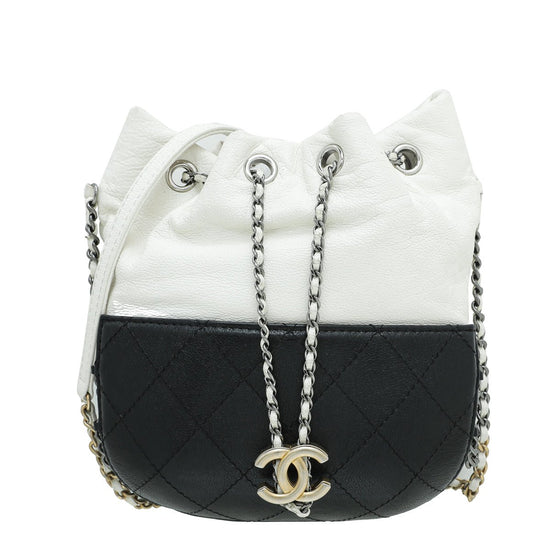 Lot  A Chanel vintage quilted ivory calfskin mini bucket bag