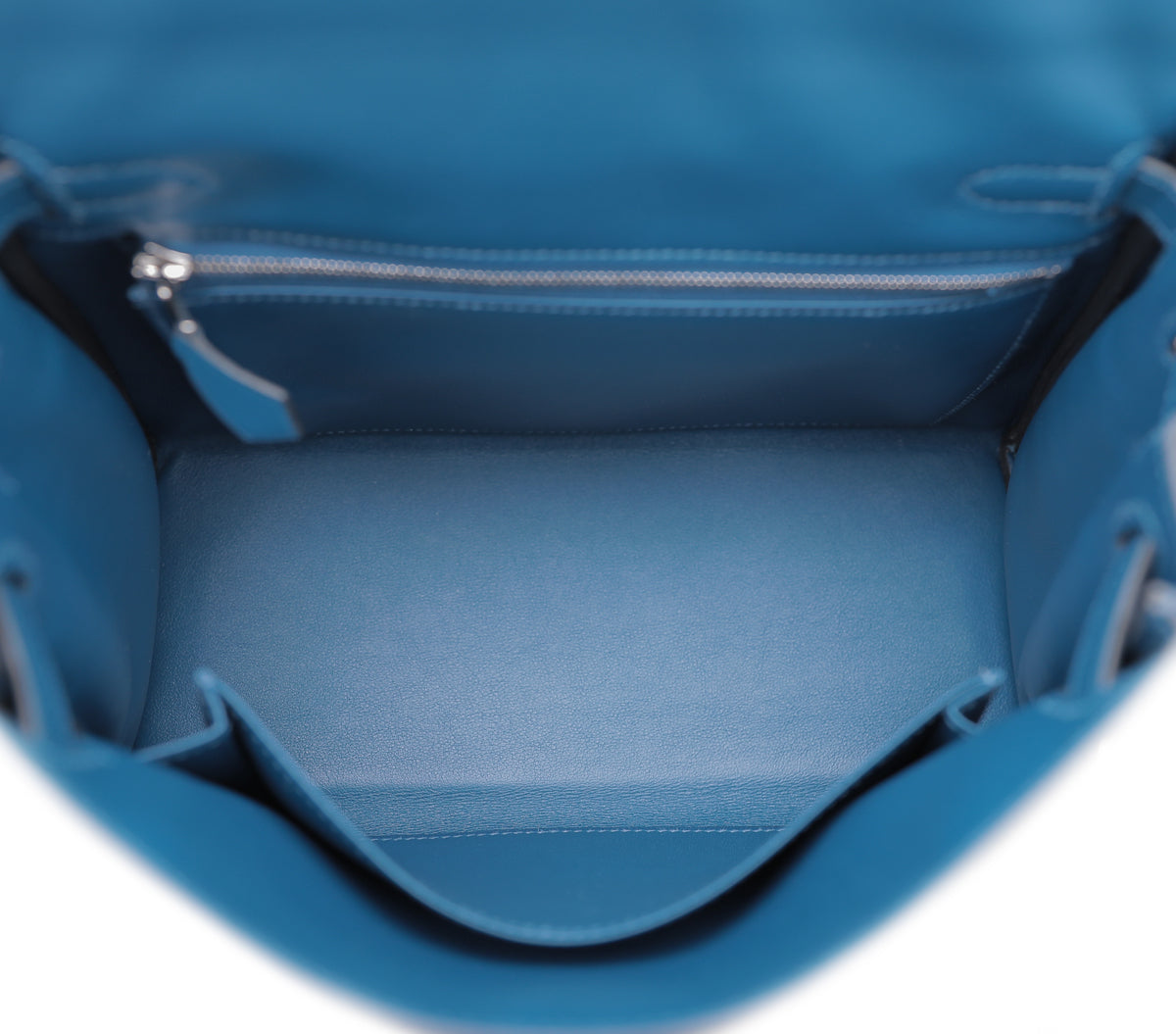 This stunning Hermès Kelly 25cm bag is featured in Deep Blue color